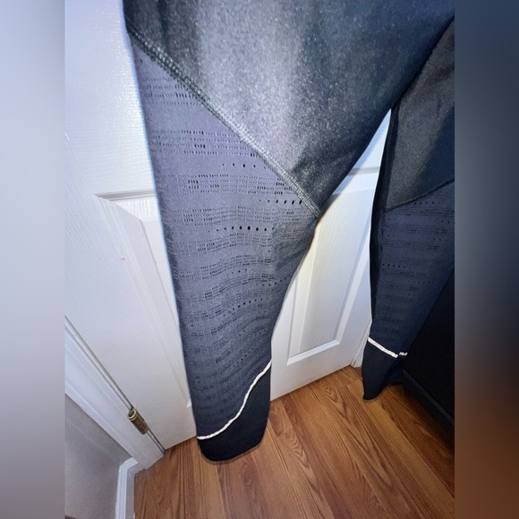 Under Armour Women’s Medium SuperVent Heat Gear Capri Black Leggings M # 1294072 - Picture 9 of 14